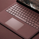 El teclado del portátil está cubierto por tela.